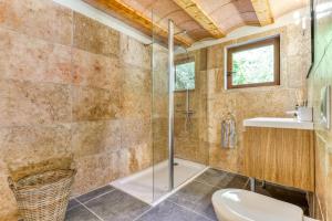 Bathroom sa Gite la Bonté, chaleureux avec une vue enchantée