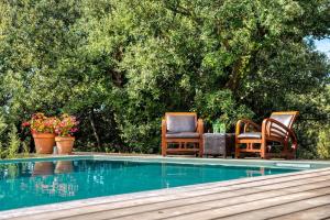 Swimming pool sa o malapit sa Gite la Bonté, chaleureux avec une vue enchantée