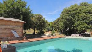 Swimming pool sa o malapit sa Gite la Bonté, chaleureux avec une vue enchantée