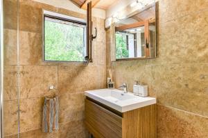 Bathroom sa Gite la Bonté, chaleureux avec une vue enchantée