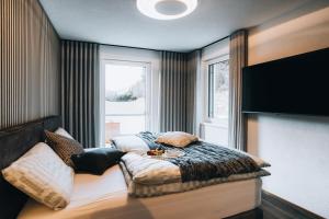 Postel nebo postele na pokoji v ubytování Lynett Suites