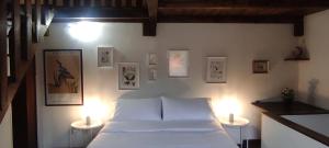 una camera con un letto e due luci su due tavoli di La Casetta degli Innamorati a Sutri