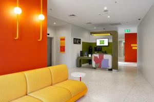 Posezení v ubytování ibis Styles Old Tbilisi + 37 fotografií