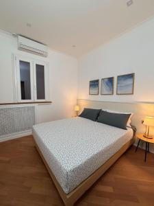 Postel nebo postele na pokoji v ubytování LovingRome Colosseum