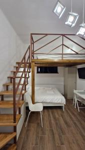 Postel nebo postele na pokoji v ubytování Cozy Old Town Apartment Eugen Carada Street