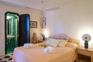 Postel nebo postele na pokoji v ubytování Porto Cervo Cala Granu Private Parking and Pool