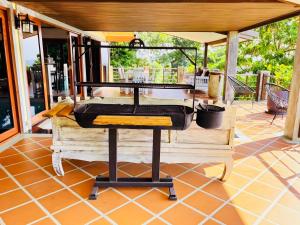 ein Bett auf einem Tisch auf einer Terrasse in der Unterkunft Skyline Villa Chalok Baan Kao in Hinkong