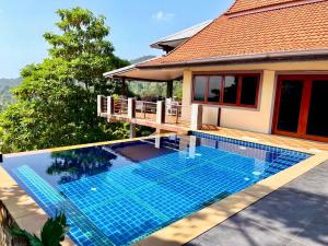 ein Swimmingpool vor einem Haus in der Unterkunft Skyline Villa Chalok Baan Kao in Hinkong