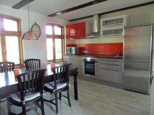 Η κουζίνα ή μικρή κουζίνα στο Komfortable Ferienwohnung "Vier Linden", ruhige dörfliche Lage, 20 min zur Küste