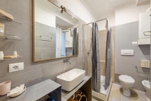 łazienka z umywalką, toaletą i prysznicem w obiekcie Giulia Apartment w Rzymie +37 zdjęć