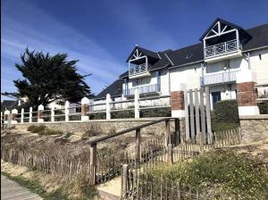 ポルニシェにあるCharmant T2 direct plageの白い家