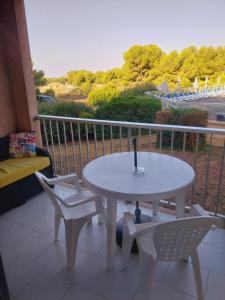 Balkón alebo terasa v ubytovaní studio calme et paisible avec piscine et parking privé