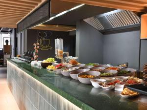 阿比让Ibis Styles Abidjan Marcory的自助餐,上面有碗食物