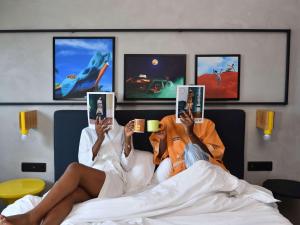 阿比让Ibis Styles Abidjan Marcory的两个人躺在床上看书 更多37张照片