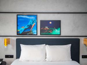 Ibis Styles Abidjan Marcory客房内的一张或多张床位