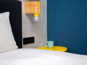 Ibis Styles Abidjan Marcory客房内的一张或多张床位