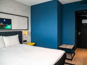 Ibis Styles Abidjan Marcory客房内的一张或多张床位