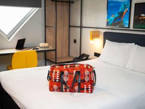 Ibis Styles Abidjan Marcory客房内的一张或多张床位