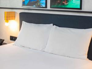 Ibis Styles Abidjan Marcory客房内的一张或多张床位