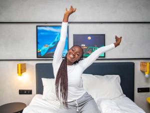 Ibis Styles Abidjan Marcory客房内的一张或多张床位