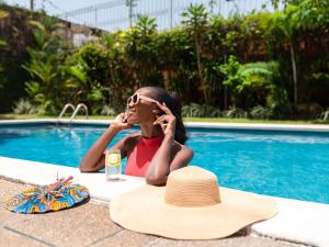 Ibis Styles Abidjan Marcory内部或周边的泳池