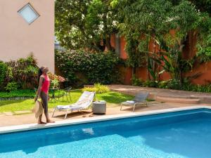Ibis Styles Abidjan Marcory内部或周边的泳池