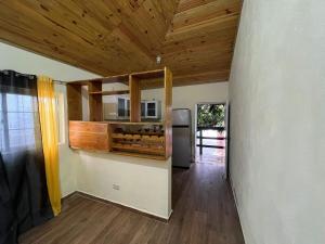 ハラバコアにあるVista Montaña Jimenoa de la Rosaの木製の天井のキッチン付きの客室です。