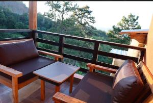 ハラバコアにあるVista Montaña Jimenoa de la Rosaのポーチ(ソファ付)、バルコニー(テーブル付)