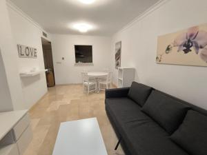 una sala de estar con un sofá y una mesa en Elviria, en Marbella
