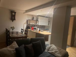 a living room with a couch and a kitchen at Moderne, ruhige Ferienwohnung , ideal zum Abschalten in Hadamar