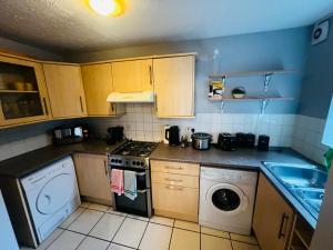 Ảnh trong thư viện ảnh của Guest house with private rooms and shared bathroom near Luton and Dunstable Hospital and Leagrave Train Stn ở Luton