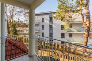 ein Apartment-Balkon mit einer Treppe und einem Gebäude in der Unterkunft Apartament Capri z widokiem na morze- Krynica Morska in Krynica Morska