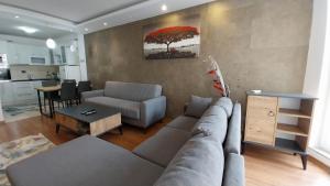 una sala de estar con un sofá y una mesa en Prishtina Host, en Pristina