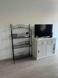TV a/nebo společenská místnost v ubytování Studio évasion - SPA, Mer et Calanques