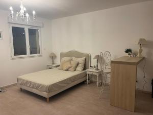 Postel nebo postele na pokoji v ubytování Studio évasion - SPA, Mer et Calanques