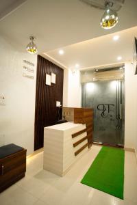 una stanza con una scrivania e un tappeto verde di The Pleasure Stay a Varanasi