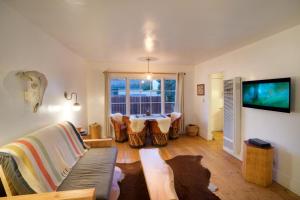 a living room with a couch and a table at Alamo Motel in Los Alamos