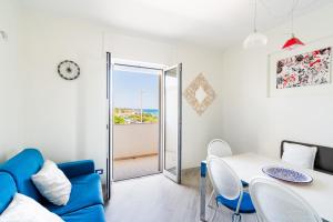 Posezení v ubytování Beachfront Apartment with Amazing Sea View Balconies