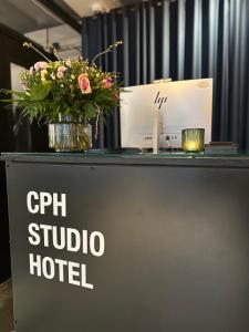 Et logo, certifikat, skilt eller en pris der bliver vist frem på CPH Studio Hotel
