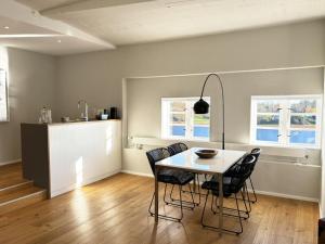 une cuisine et une salle à manger avec une table et des chaises dans l'établissement Pier 16 im Pierspeicher, à Kappeln