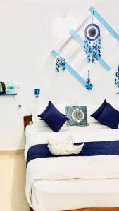 Postel nebo postele na pokoji v ubytování Omkar wellness inn + 37 fotografií