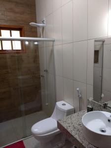 ein Badezimmer mit Toilette, Waschbecken und Dusche in der Unterkunft Nosso cantinho, Pedaço do paraíso na Natureza in Simão Pereira