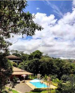 ein Resort mit zwei Swimmingpools in einem Garten in der Unterkunft Nosso cantinho, Pedaço do paraíso na Natureza in Simão Pereira
