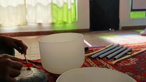 une personne coupe un fil dans une tasse sur une table dans l'établissement Rio Holístico Retiro para Parejas, à Ramallo 10 autres photos