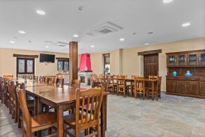 a large dining room with a table and chairs at Albergue El Colmado in Breceña