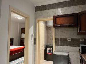 une chambre avec une cuisine et une chambre avec un lit dans l'établissement Elegant Studio at Celia Compound-New Administrative Capital, à Madīnat al Amal