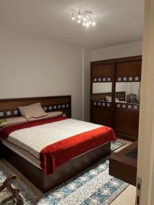 une chambre avec un grand lit et un miroir dans l'établissement Elegant Studio at Celia Compound-New Administrative Capital, à Madīnat al Amal