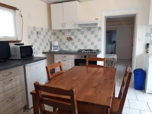 Η κουζίνα ή μικρή κουζίνα στο La Chambre à Four