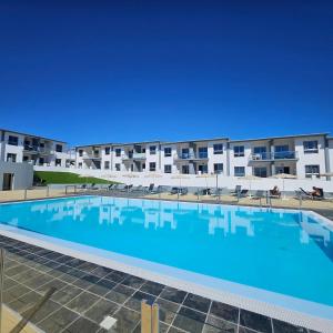 een groot zwembad voor een gebouw bij La Preciosa Suite Apartment in Antigua