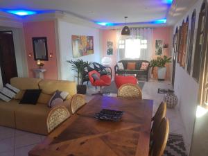 a living room with a couch and a table at Sobrado estilo Colonial in Salvador